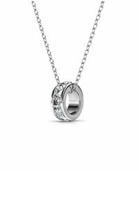 Collana in argento con un pendente rotondo. Il pendente è lucidato e presenta una fila di cristalli trasparenti lungo il suo bordo, creando un effetto brillante.