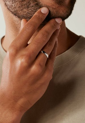 Lucardi, STATEMENT - Ring - silver-coloured no stone