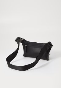 Guess SIENA FLAT BUMBAG ZIP AROUND - Rankinė per petį - black