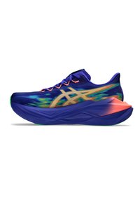 Ανδρικό μπλε αθλητικό παπούτσι τρεξίματος με νέον πράσινες και πορτοκαλί λεπτομέρειες, μαλακή σόλα και στυλιζαρισμένο λογότυπο στο πλάι, σχεδιασμένο για αθλητική χρήση.