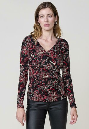 Maglietta a maniche lunghe con base nera e motivi floreali rossi e oro, scollatura a V e silhouette aderente. Tessuto morbido e elasticizzato.
