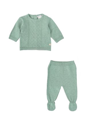 Conjunto de dos piezas tejido en verde que presenta un suéter texturizado de manga larga y pantalones a juego con diseño de pies en el dobladillo.
