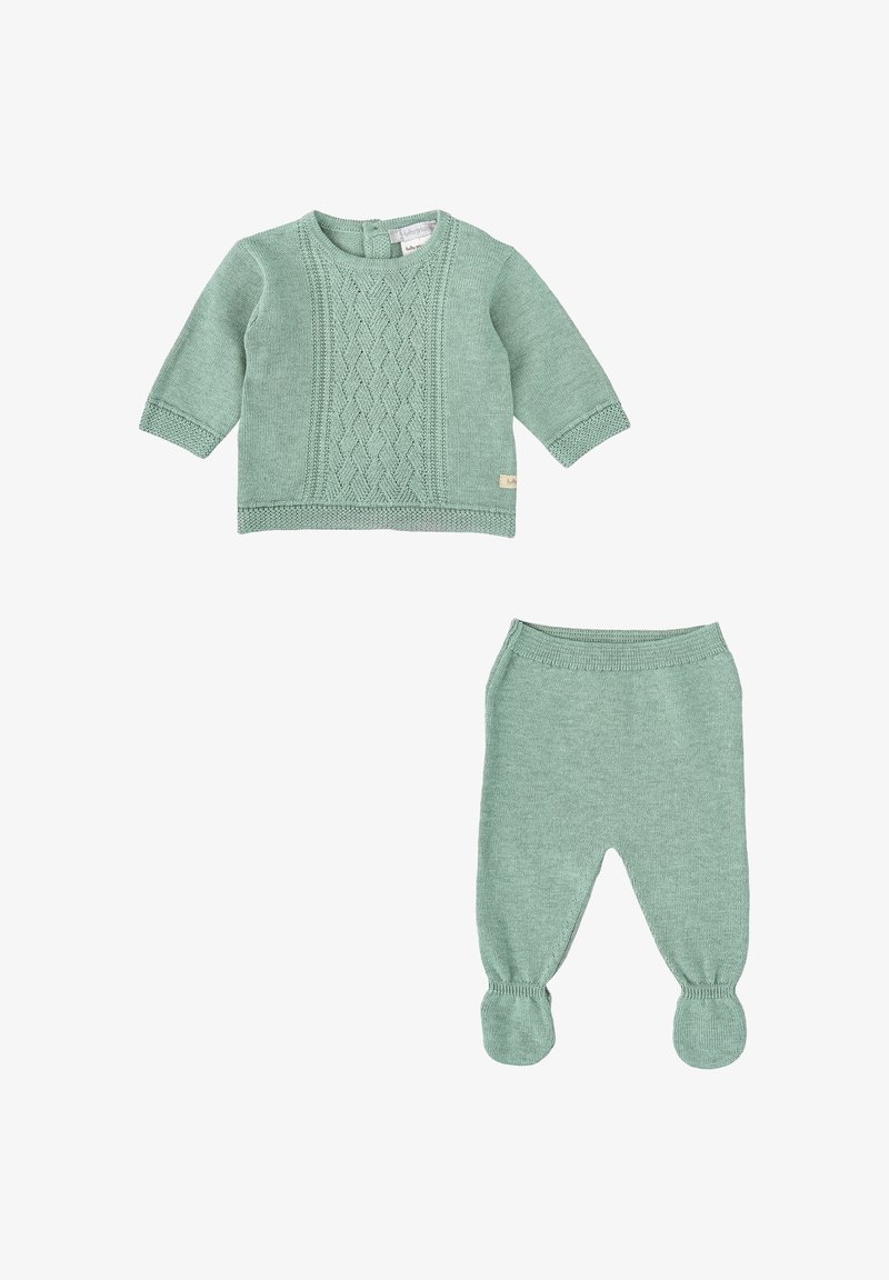 Conjunto de dos piezas tejido en verde que presenta un suéter texturizado de manga larga y pantalones a juego con diseño de pies en el dobladillo.