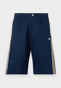 Σκούρο μπλε σορτς Adidas με μπεζ τρεις ρίγες στα πλάγια, μπροστινές τσέπες, κούμπωμα με κουμπί και λογότυπο Adidas trefoil στο δεξί πόδι.