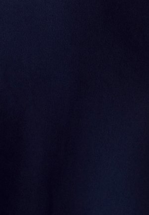 Marineblauwe stof met een gladde textuur en subtiele glans, die een vlakke, effen kleur toont zonder patronen of accenten.