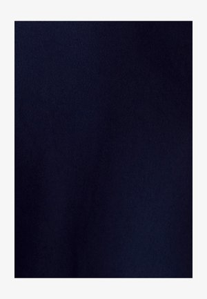 Marineblauwe stof met een gladde textuur en subtiele glans, die een vlakke, effen kleur toont zonder patronen of accenten.