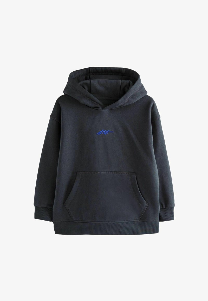 Dunkelgrauer Hoodie aus weichem Material mit einer vorne gelegenen Tasche, gerippten Bündchen und einem blauen gestickten Logo auf der Brust.
