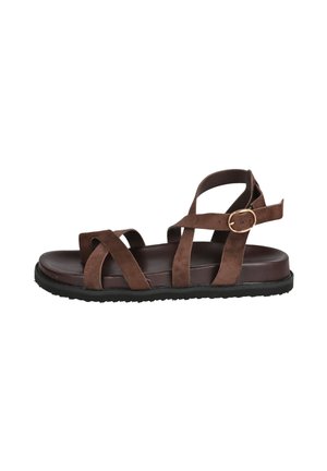 Sandalia de cuero marrón con tiras cruzadas, hebilla lateral ajustable, suela acolchada y suela exterior de goma negra.