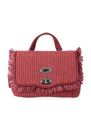 Borsa intrecciata rossa con manico corto, bordo sfrangiato lungo i bordi e due chiusure a scatto in metallo argentato sulla patta anteriore.