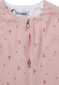 Heller rosa Baumwollstoff mit kleinen, bunten Hasenmuster, ausgestattet mit einem Frontreißverschluss und einem weichen Innenfutter. Stentailer®-Markenkennzeichnung sichtbar.