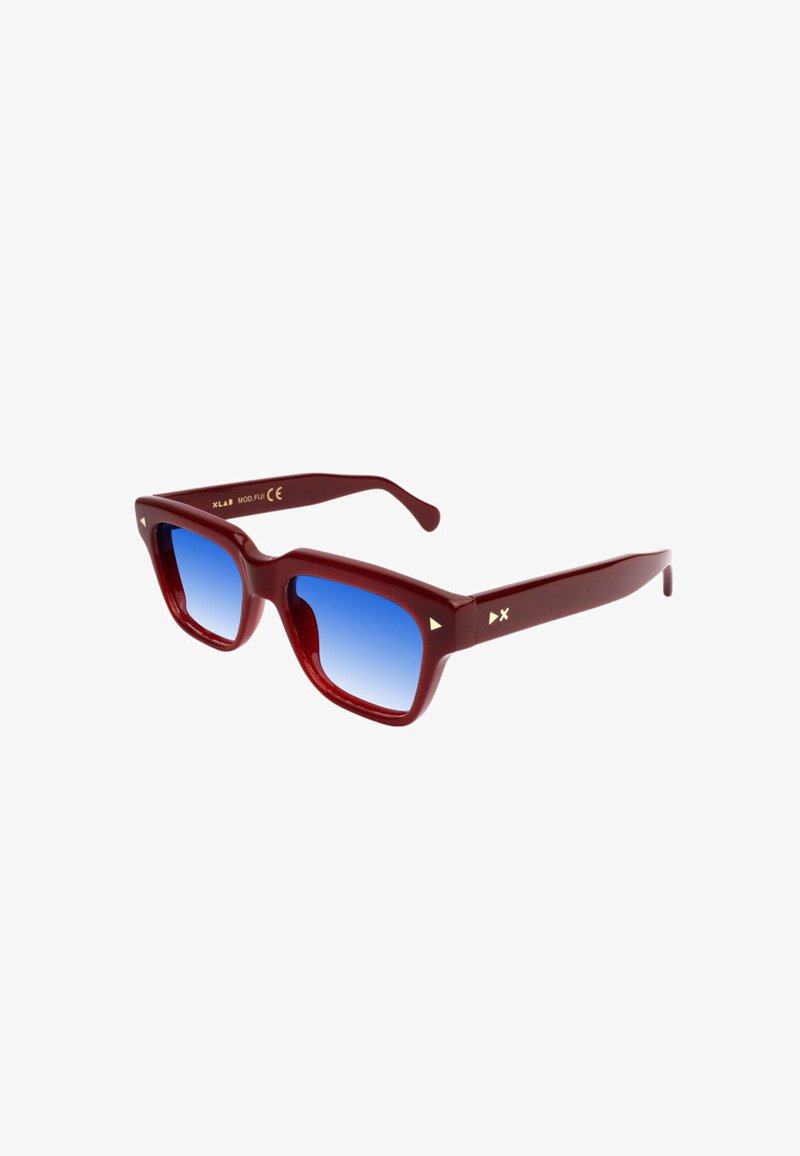 Gafas de sol rojas con lentes azul graduado, diseño de montura cuadrada, acentos dorados en las patillas y un acabado brillante.