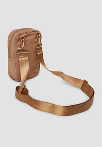 Borsa a spalla in nylon color tan con forma rettangolare, caratterizzata da accessori in metallo dorato e una tracolla coordinata con texture. Chiusura con zip e cuciture visibili.