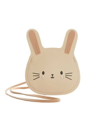 Petit sac bandoulière beige en forme de visage de lapin avec des moustaches, des yeux, un nez et de longues oreilles cousus, avec une fine bandoulière.