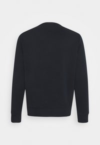 Granatowa bluza crewneck, miękki materiał bawełniany, długie rękawy, ściągacze u rękawów i u dołu, minimalistyczny design bez widocznych logo i wzorów.
