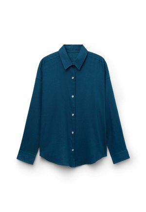 Košile s dlouhým rukávem v tmavě petrolejové barvě s špičatým límcem a viditelnými bílými knoflíky, zobrazena na bílém pozadí.