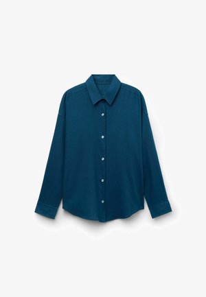 Koszula z długim rękawem na guziki w ciemnym kolorze morskim z ostro zakończonym kołnierzykiem i widocznymi białymi guzikami, prezentowana na białym tle.