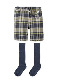 Pantalones cortos de cuadros en azul marino, crema y verde, con dobladillo enrollado, acompañados de calcetas de punto acanalado en azul marino oscuro hasta la rodilla. Tejido de mezcla de algodón.