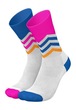 Paar weiße Crew-Socken mit bunten Chevron-Streifen, ein Socken mit pinkem Bündchen und Spitze, der andere mit blauem Bündchen und Spitze.