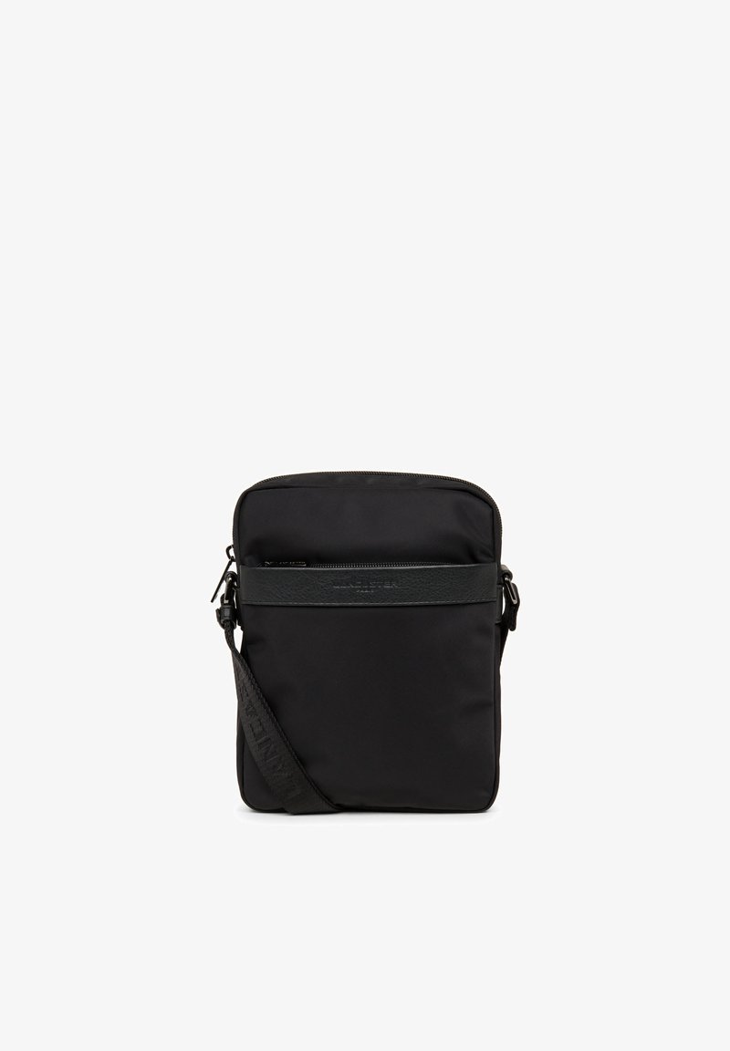Borsa a tracolla nera in nylon con tracolla in pelle testurizzata, chiusura con zip e tasca frontale. Presenta una tracolla regolabile e un design minimal.