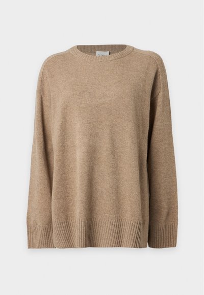 Pull en maille beige à manches longues avec poignets, bas et col rond côtelés, présenté à plat sur fond blanc.