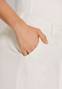 MADELEINE MIT BÜGELFALTEN - Stoffhose - white