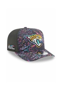 Schwarze Kappe mit lebhaftem Spritzmuster in Pink, Blau und Lila. Mit gesticktem Jaguar-Logo und Seitenetikett zur Sensibilisierung für Krebs.