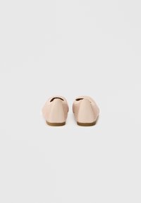 Ροζ πλεκτά παπούτσια τύπου slip-on με λείο μπεζ δερμάτινο τακούνι. Διαθέτουν στρογγυλεμένη μύτη και λεπτομέρεια με άνοιγμα στο πίσω μέρος για την αναπνοή.