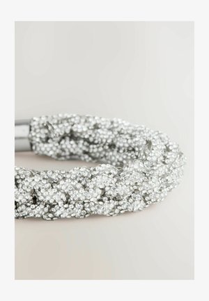 Bandă de cap împletită argintie acoperită cu mici strasuri strălucitoare, cu un închizător metalic lucios, având o suprafață texturată și un design complicat.