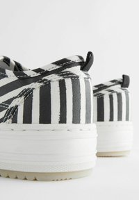 Next FOREVER COMFORT CHUNKY BASEBALL REGULAR FIT - Tossud - white black stripe