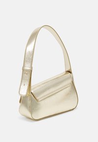 Metaliczna złota torebka na ramię o gładkiej fakturze, kanciastym kształcie i regulowanym pasku. Posiada klapkę z zamknięciem oraz subtelne detale przeszycia.
