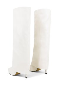 Stivali bianchi al ginocchio realizzati in un materiale liscio, con un design pulito, punta arrotondata e tacchi metallici sottili.