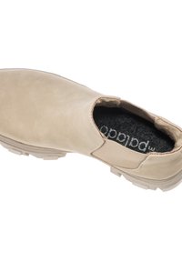 Botte beige à enfiler avec panneaux latéraux élastiques et semelle texturée, dotée d'une semelle intérieure rembourrée foncée avec texte de marque visible.