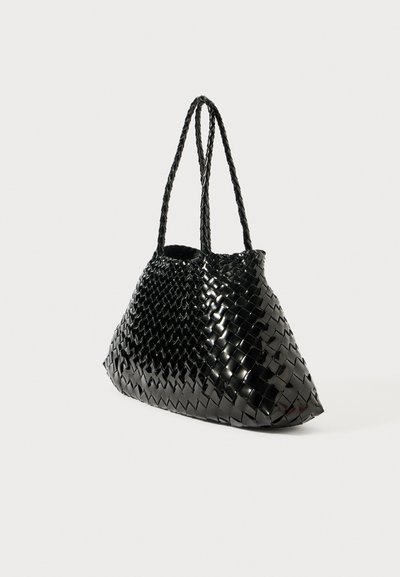 Juodas nertinis pirkinių krepšys su pintomis rankenomis, struktūrizuota forma, blizgiu paviršiumi ir smailiu dugnu, pasižymintis tankiu, susipynusių raštų tekstūra.