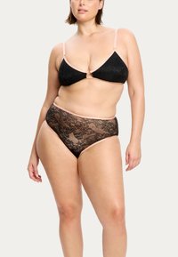 Ensemble de lingerie en dentelle noire comprenant un soutien-gorge et un slip taille haute avec des accents roses ; comporte un revêtement en dentelle, des bretelles douces et un détail découpé au centre.