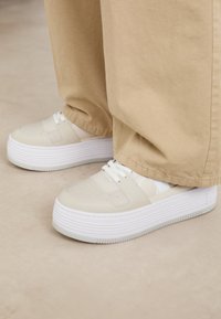 Selected, eggshell/pastel green