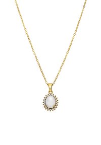 Gouden ketting met een ovaal wit edelsteen-hanger omringd door kleine heldere stenen, met een gladde textuur en een verfijnd ontwerp.