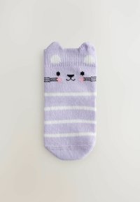 Chaussette rayée violette avec un motif de visage de chat, des oreilles blanches, des joues roses et des moustaches noires. Fabriquée en tissu tricoté.