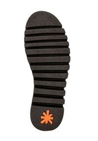 Sort gummisål med vandrette riller og tekstureret overflade; har et karakteristisk orange stjerne-logo nær hælen.