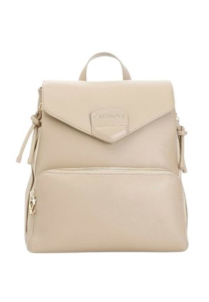 Zaino in pelle beige con tasca anteriore con zip, chiusura a patta con nome del brand in rilievo e manico superiore.