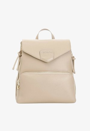 Zaino in pelle beige con tasca anteriore con zip, chiusura a patta con nome del brand in rilievo e manico superiore.