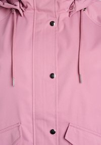 Rosa Regenjacke mit glatter, matter Textur, ausgestattet mit silbernen Beschlägen, vorderen Druckknöpfen und verstellbaren Kordeln an der Kapuze.
