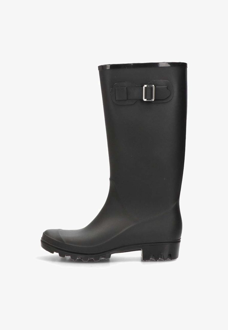 Botín de lluvia de goma negra con una punta redondeada, suela resistente, agarre texturizado y un detalle decorativo de hebilla en el lateral.