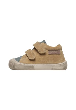 Tannkleurige suède peuterschoenen met blauwe accenten, twee verstelbare banden, beige rubberen zool en textuurdetail op de neus en hak.