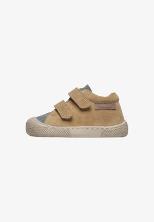 Tannkleurige suède peuterschoenen met blauwe accenten, twee verstelbare banden, beige rubberen zool en textuurdetail op de neus en hak.