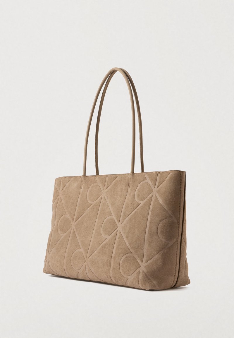 Calvin Klein EMBLEM EMBOSSED TOTE - Velká kabelka - desert taupe