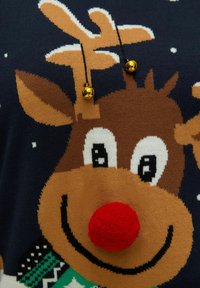 Megztinis su elnio piešiniu; tamsiai mėlynas fonas, didelė raudona pomponinė nosis, auksiniai varpeliai ir spalvingi mezgti akcentai.