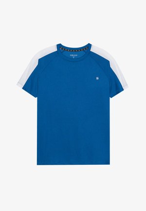 Blå bomullströja med vita raglanärmar, rund halsringning och en liten logga på vänster bröst. Slät textur, avslappnad design.