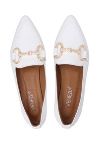 White flat shoes with a pointed toe, smooth faux leather, gold chain accents across the front, and a brown inner lining.