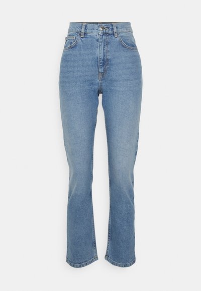 Gaiši zilas džinsu bikses ar taisno kāju, augsto vidukli, standarta piecu kabatu dizainu un neapstrādātu apakšmalu, kas nodrošina ikdienišķu izskatu.