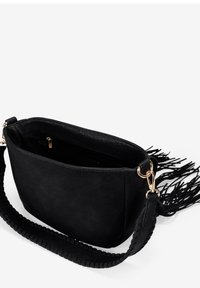 Borsa a tracolla in pelle nera con finitura textured, accentuazioni frangiate, tracolla intrecciata e hardware in tonalità oro. La parte superiore aperta rivela scomparti interni.